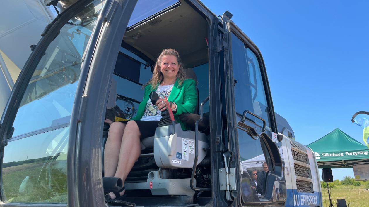 Borgmester Helle Gade tog flere store grabfulde jord, da hun tog første spadestik til Silkeborg Forsynings to ny produktionsanlæg til fjernvarme. Foto: Silkeborg Forsyning Borgmester Helle Gade sidder i en gravemaskine